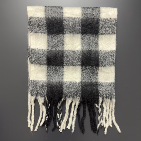 Tahari Black Ivory Plaid Blanket Scarf Soft Heavy Warm Fringe Wrap Shawl - Picture 1 of 7